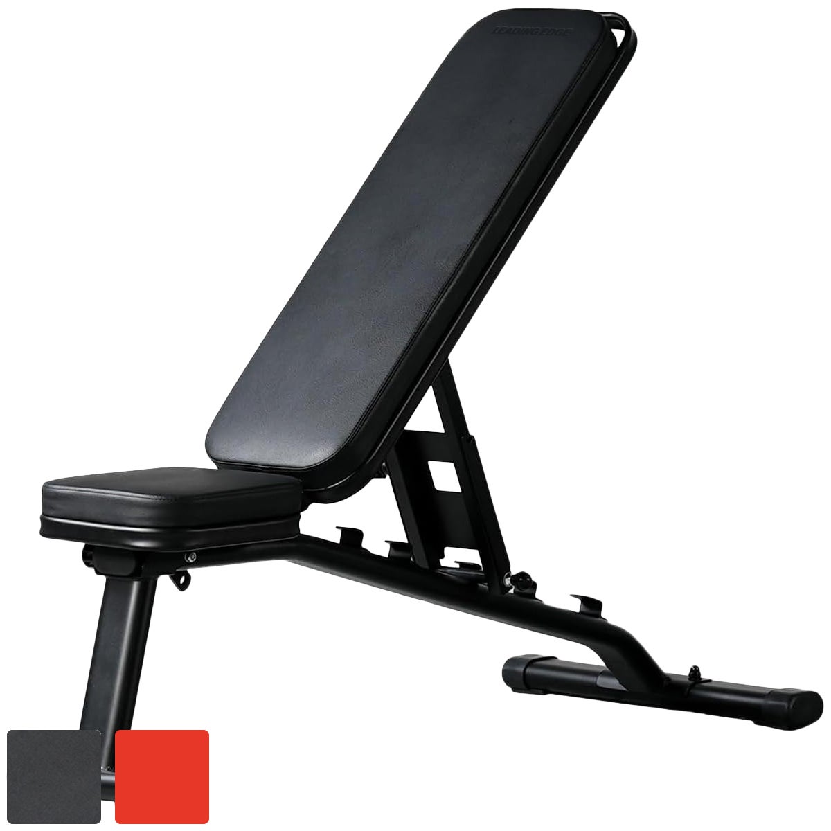 リーディングエッジ（LEADING EDGE）のマルチポジションベンチ（LE-B80）。インクライン、デクライン可能で耐荷重300kgをほこります。インクラインの状態に角度調整された完成画像。