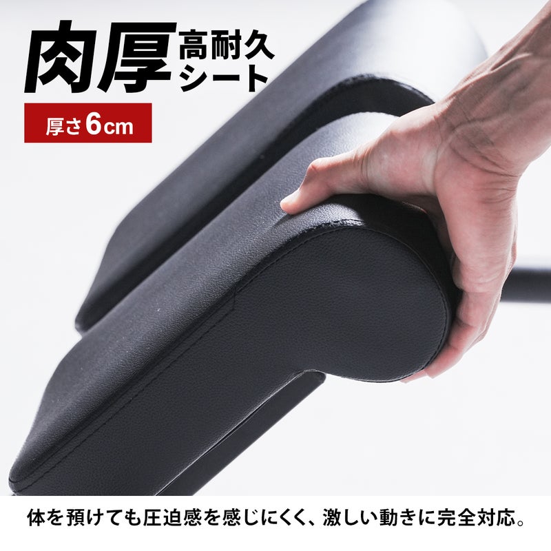 リーディングエッジのハイパーエクステンションベンチに採用された、厚さ6cmの肉厚高耐久シート。体を預けても圧迫感を感じにくく、激しい動きに完全対応するクッション性を、手で押さえて示している様子。